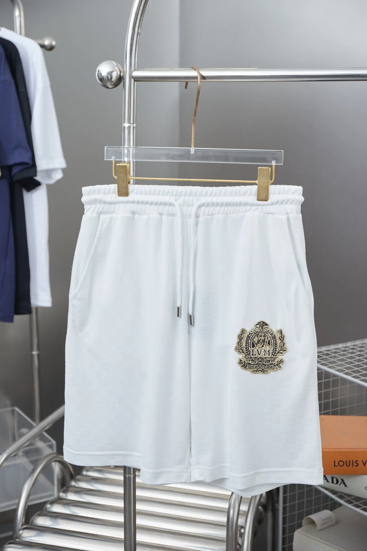 🅿️200 Louis LV 25ss new early spring shorts checkerboard jacquard crown embroidery shorts light luxury essential item for daily commuting for men and women correct version welcome to compare detailed features · piqué jacquard fabric, 100% pure cotton with high count cotton added, dry and avoid stuffiness, made by computer knitting machine or hand weaving machine, the shape is similar to bees. · The gold thread embroidery sealing process is combined, interweaving metal threads with other silk threads · Double-needle stitching across seams · Original main mark, washed tag, branded moisture-proof paper packaging Color: black/white/green Size: S/M/L/XL
